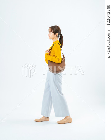穿著休閒服行走的女性全身照片 122042389