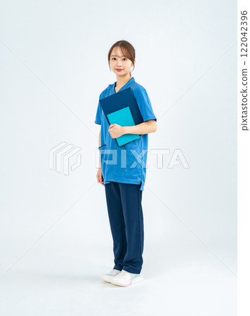 穿著磨砂膏的女性、護士、護理人員的全身照片 122042396