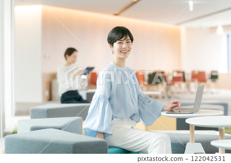 在免費辦公室工作的女商人 122042531