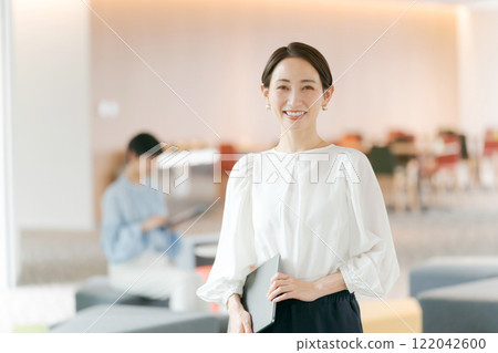 在免費辦公室工作的女商人 在免費辦公室工作的女商人 122042600