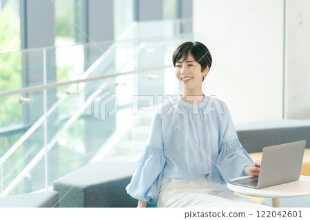 在免費辦公室工作的女商人 122042601