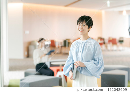 在免費辦公室工作的女商人 122042609