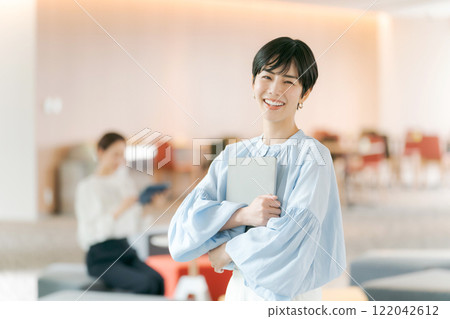 在免費辦公室工作的女商人 在免費辦公室工作的女商人 122042612