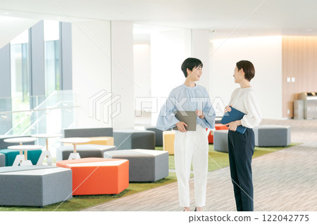 在辦公室工作的女人的肖像 122042775