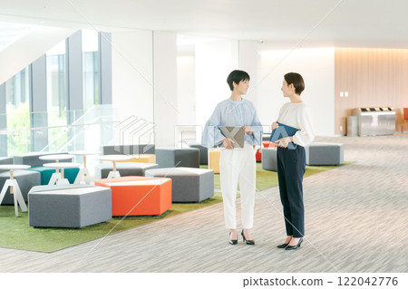 在辦公室工作的女人的肖像 122042776