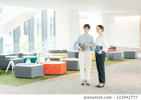Portrait of a woman working in the office 122042777