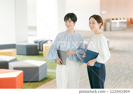 在辦公室工作的女人的肖像 122042904