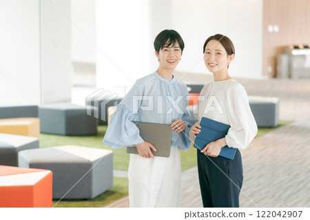 在辦公室工作的女人的肖像 122042907