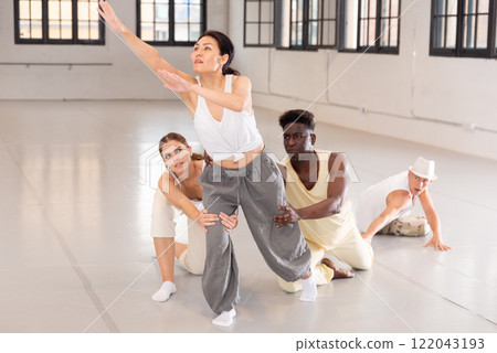 Group of artists rehearsing spectacle scene 122043193