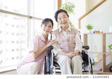 護理形象：親近老人的護理人員 122043865