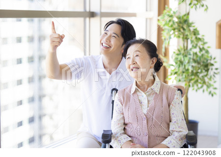 護理形象：親近老人的護理人員 122043908