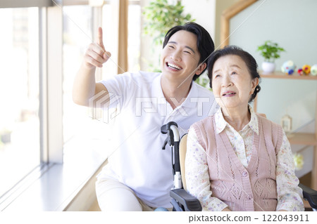 Image of care: Caregivers caring for the elderly 122043911