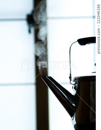 將水倒入水壺中煮沸 122046166