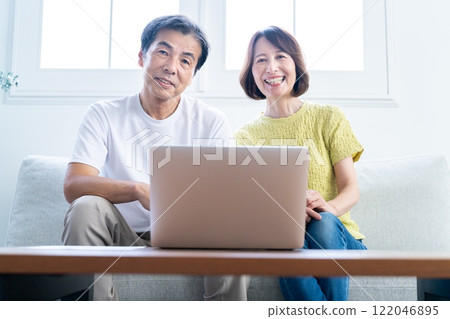Senior couple seeing computer Senior couple seeing computer 122046895