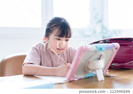 在平板電腦上學習的女孩 122046899