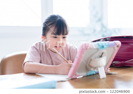 在平板電腦上學習的女孩 122046900