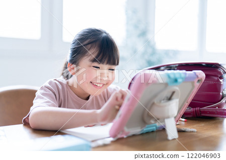 Girl studying on a tablet 122046903