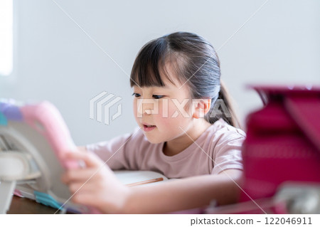 Girl studying on a tablet 122046911