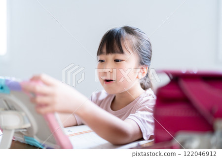 Girl studying on a tablet 122046912