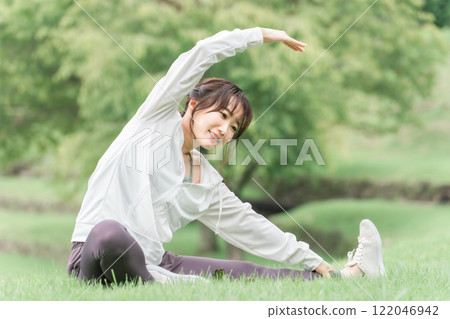 亞洲女性在公園/森林裡伸展身體和做瑜伽 亞洲女性在公園/森林裡伸展身體和做瑜伽 122046942