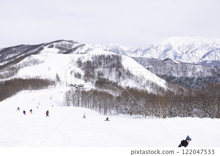 Children enjoying skiing 122047533