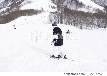 Children enjoying skiing 122047573