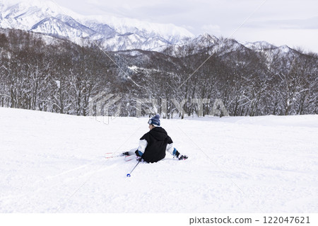Children enjoying skiing 122047621