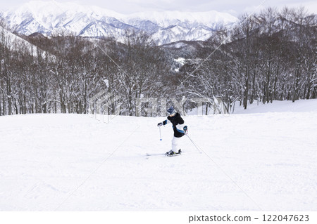 Children enjoying skiing 122047623
