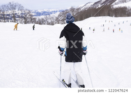 Children enjoying skiing 122047624