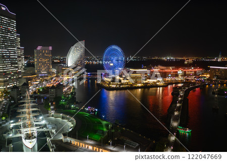 日本橫濱。摩天輪和摩天大樓發出耀眼燈光的夜景。 日本橫濱。摩天輪和摩天大樓發出耀眼燈光的夜景。 122047669