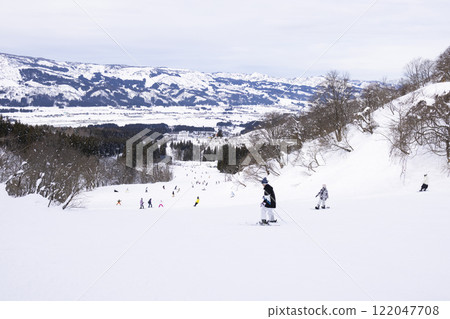 Children enjoying skiing 122047708
