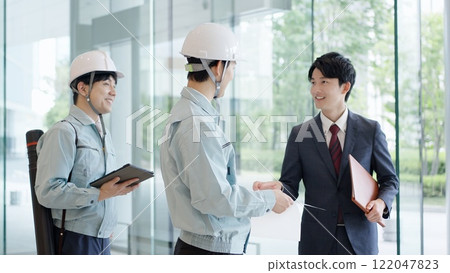 一名穿著工作服的男子與客戶會面 一名穿著工作服的男子與客戶會面 122047823