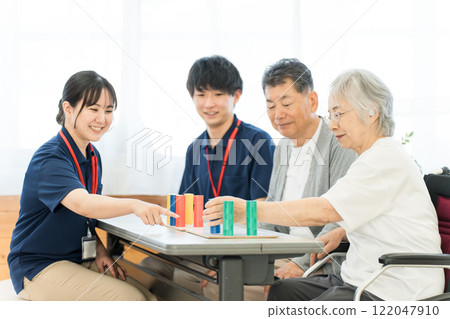 在護理和復健機構工作的職業治療師以及正在接受復健治療的老年女性 在護理和復健機構工作的職業治療師以及正在接受復健治療的老年女性 122047910