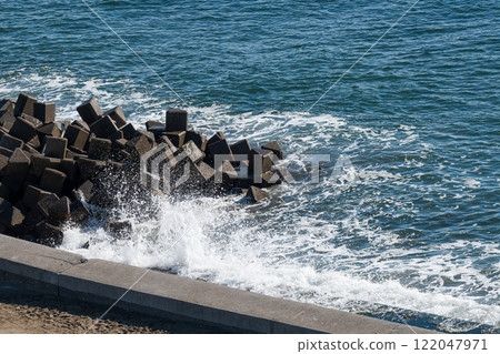 海浪衝擊防波堤和消浪塊 海浪衝擊防波堤和消浪塊 122047971