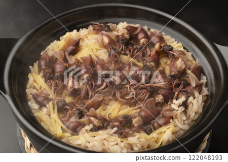 Firefly squid rice cooked in a clay pot 122048193
