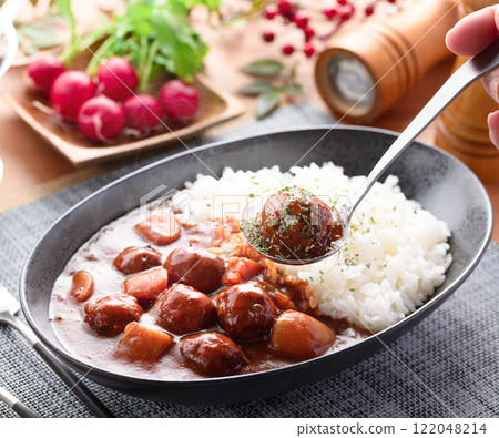 Meatball curry (The delicious flavor of the meatballs permeates the curry!) 122048214