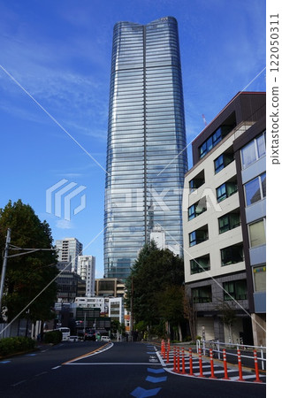 Skyscrapers and cityscapes shining against the blue sky November, Minato Ward 1942 Azabudai Hills Tower Plaza and Nagaizaka Skyscrapers and cityscapes shining against the blue sky November, Minato Ward 1942 Azabudai Hills Tower Plaza and Nagaizaka 122050311