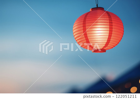 黃昏時燈籠照亮天空AI影像 黃昏時燈籠照亮天空AI影像 122051211