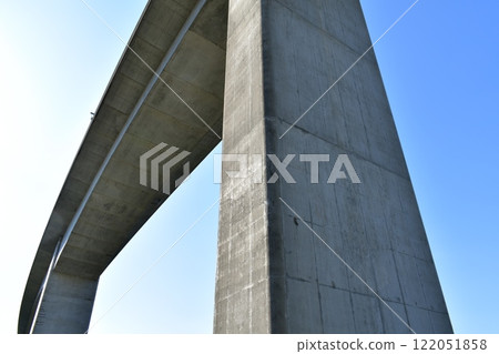 The elevated road seen from below The elevated road seen from below 122051858