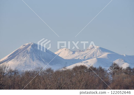 在晴朗的藍天下拍攝阿寒山的風景 122052646