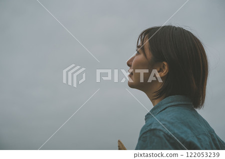 雨雲和年輕女子 122053239