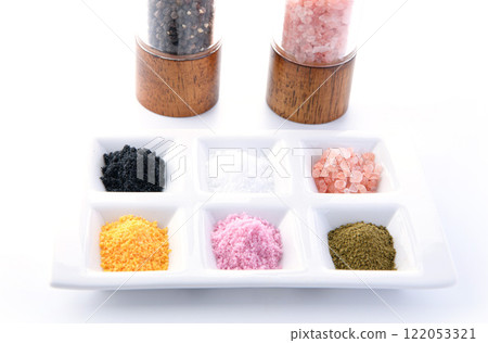 Various types of salt (plum salt, yuzu salt, pink rock salt, charcoal salt, matcha salt, coarse salt) Various types of salt (plum salt, yuzu salt, pink rock salt, charcoal salt, matcha salt, coarse salt) 122053321