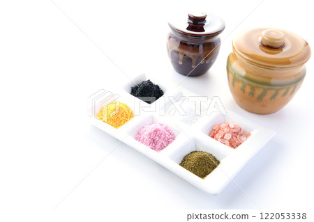 Various types of salt (plum salt, yuzu salt, pink rock salt, charcoal salt, matcha salt, coarse salt) Various types of salt (plum salt, yuzu salt, pink rock salt, charcoal salt, matcha salt, coarse salt) 122053338