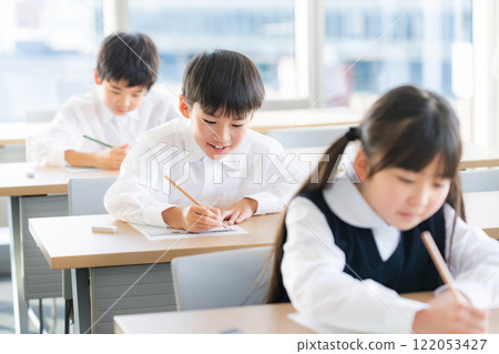 孩子們參加考試 孩子們參加考試 122053427