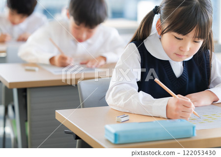Children taking a test 122053430