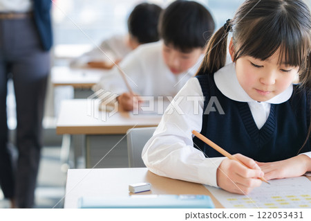 Children taking a test 122053431