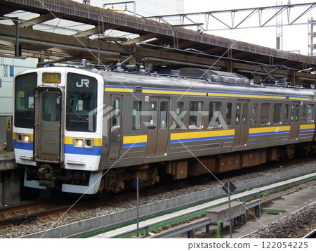 211 series Boso color train parked at Chiba Station 122054225