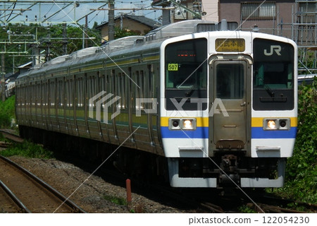 211 series Boso color 507 train entering Yotsukaido Station 211 series Boso color 507 train entering Yotsukaido Station 122054230