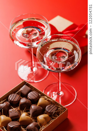 A glasses of champagne elegantly paired with a gift box 122054781