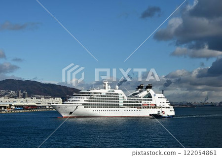 Mitsui O.S.K. Lines' new cruise brand, MITSUI OCEAN FUJ, enters Kobe Port for the first time 122054861